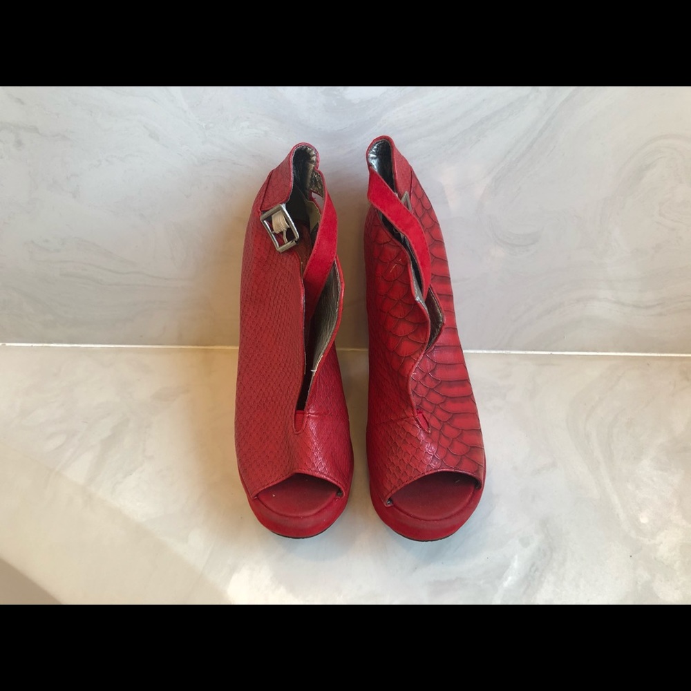 Red Snake Heels - Picture 2 of 2